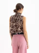 Top sin mangas de algodón y seda con estampado de labios, cuello alto fruncido tipo smock y diseño holgado.