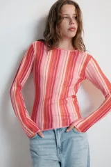Remera de punto fino de manga larga y cuello redondo, con diseño de rayas verticales en tonos rosados, rojos y naranjas.