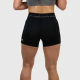 Short deportivo ajustado color negro, con cintura elástica ancha que lleva el logo de Diadora repetido en gris oscuro. Pequeño logo de Diadora en la pierna izquierda.