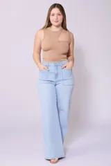 Pantalón de jean celeste, corte wide leg, tiro alto y con lycra.