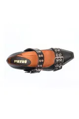 Zapato tipo Mary Jane de cuero con estampado de rosas y patrón de cuadros, con doble tira con hebillas metálicas y suela plana negra.