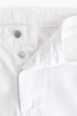 Jean tobillero de cinco bolsillos en denim de algodón blanco, con tiro alto y piernas de corte recto.
