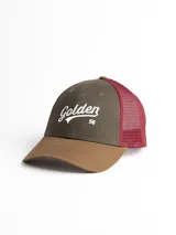 Gorro tipo trucker con estructura frontal reforzada en color verde oliva, visera curva en color marrón y panel posterior de red en color bordó. Presenta un bordado frontal con la palabra 'Golden' y el número '56'.