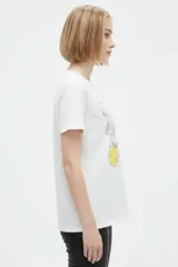 Remera blanca de manga corta con cuello redondo y estampado frontal de inspiración veraniega con motivos italianos, limones y la leyenda Italia Amalfi Capri.