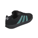 Championes Adidas Aloha Super negros con las tres tiras laterales en verde agua. Capellada de cuero y gamuza con suela de goma.