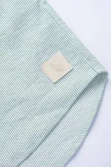 Camisa de manga corta celeste con rayas verticales blancas, cuello clásico, cierre frontal con botones y bolsillo de parche en el pecho.