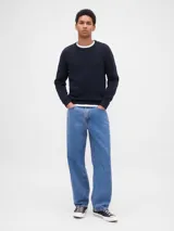 Buzo de algodón de tejido de punto con cuello redondo, mangas largas y puños acanalados. Diseño básico y versátil.