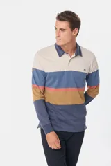 Remera tipo polo de manga larga con diseño de franjas horizontales en tonos azul marino, celeste, verde agua y gris. Presenta cuello clásico con cierre de botones y puños elásticos.