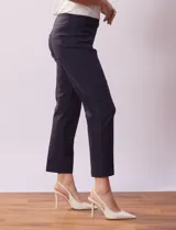 Pantalón color beige de gabardina elastizada, marca Ruby Rd. Pretina ancha, delantera con bolsillos simulados y trasera con bolsillos aplicados. Largo de pierna al tobillo.