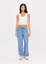 Pantalón de pierna ancha celeste con cintura elástica y cordón ajustable.