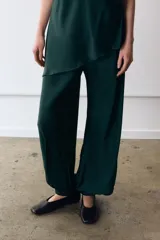 Pantalón bombacho verde oscuro de tiro medio con cintura elástica y bajo acabado en puño elástico.