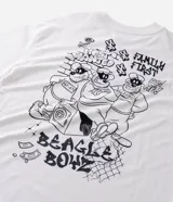 Remera de corte relajado color blanco, con cuello redondo y manga corta. Presenta un estampado pequeño en el centro del pecho con la inscripción 'Most Wanted' y el diseño de los Hermanos Metralla.