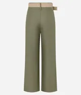 Pantalón wide leg de cintura alta color crudo, confeccionado en viscolino, con trabillas en la cintura, cierre tradicional y pliegues. Incluye cinturón de rafia artificial.