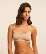Kit de dos soutienes sin copa y sin aro, confeccionados en tejido seamless de poliamida. Presentan breteles finos ajustables y diseño básico para mayor comodidad.