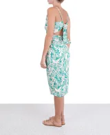 Vestido corto con estampado de hojas en tonos turquesa y blanco, con breteles finos y escote cruzado.