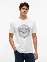 Remera de cuello redondo confeccionada en puro algodón, con corte regular. Presenta un estampado gráfico en el pecho con la colaboración entre Tommy Hilfiger y el equipo de Fórmula 1 de Cadillac.