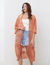 Kaftan largo de micro tul bordado color celeste, con mangas 3/4 y lazo de ajuste en la cintura.