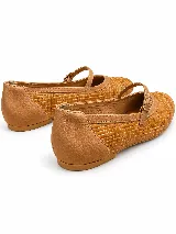 Balerina de cuero marrón con diseño tramado texturizado, puntera ovalada y una fina tira con hebilla metálica sobre el empeine.