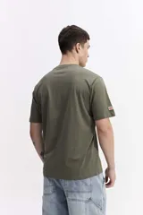 Remera de manga corta color azul marino, con escote redondo y ajuste regular. Presenta un estampado vertical con la palabra "HIGHWAY" en diferentes tonos de azul y el número "#76" en el pecho.