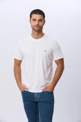 Remera básica de algodón color blanco, con cuello redondo, mangas cortas y calce cómodo, con pequeño logo bordado en el pecho.