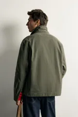 Sobrecamisa relaxed fit de algodón color verde militar, con cuello solapa, manga larga con puño abotonado, bolsillos frontales de plastrón y efecto lavado.