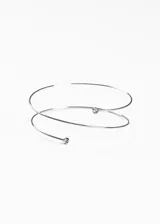 Brazalete de brazo en forma de espiral, fabricado en aleación metálica plateada, con dos puntos de luz de cristal en los extremos.
