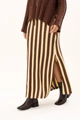Pollera larga tejida a rayas verticales color chocolate y crema, con pretina elástica y tajos laterales.