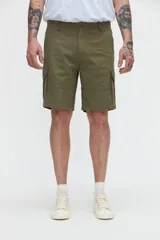 Bermuda cargo de gabardina verde militar, con bolsillos laterales y bolsillos cargo con solapa.