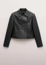 Chaqueta corta de cuero negro con textura efecto cocodrilo, diseño recto, cuello camisero, manga larga, bolsillos laterales de ribete y cierre de doble botonadura.