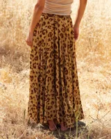 Falda larga fluida de viscosa jacquard con estampado de leopardo y bandas laterales en contraste. Cuenta con cintura elástica y bolsillos laterales.