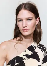 Vestido corto de viscosa con diseño asimétrico de un solo hombro y manga larga abullonada. Presenta un estampado botánico en tonos beige y negro.
