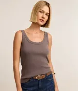 Musculosa de rib color gris topo, con escote redondo y sin estampado.