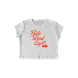 Remera corta blanca de algodón con estampado rojo que dice "Girls Don't Cry" y dos cerezas.