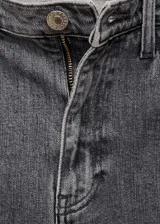 Jeans slim de tiro medio, color gris oscuro con efecto deslavado y diseño crop. Cuenta con bolsillos delanteros, bolsillo portamonedas y bolsillos de parche en la parte posterior.