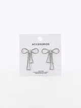 Aros colgantes plateados con forma de moño y flecos.