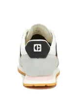 Sneaker Caterpillar modelo Ventura, con diseño multicolor que combina blanco, gris, rosa y detalles en negro. Presenta una suela de goma color caramelo, cierre con cordones y logo de la marca en el lateral y la lengüeta.