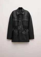 Parka oversize de piel ovino en color negro, con cuello de solapa, manga larga, bolsillos delanteros con solapa y cintura ajustable.
