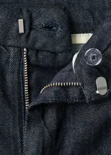 Jeans de corte wide leg y tiro bajo, confeccionados en tejido de algodón. Presentan un diseño largo con rayas laterales decorativas, trabillas para cinturón y cierre oculto de botón, gancho y cremallera.