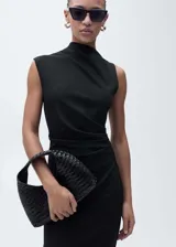 Vestido midi negro sin mangas, con cuello asimétrico y diseño entallado con detalle drapeado en la cintura.