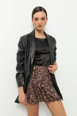 Minifalda balloon con estampado animal print.