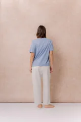 Pantalón de jogging blanco de corte relajado y pierna recta, con cintura elastizada y bolsillos laterales.