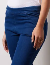 Jegging con pretina elastizada, marca Zac & Rachel. Delantera y trasera con bolsillos. Terminación de ruedo bootcut.