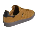 Championes adidas modelo Campus ADV, confeccionados en gamuza color marrón con suela de goma oscura y detalle de etiqueta con logo en el lateral.