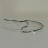 Brazalete rígido plateado con forma de onda marina.