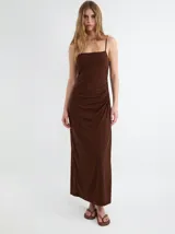 Vestido midi de tiras de poliamida color marrón, con escote recto y detalle fruncido en el lateral izquierdo.