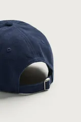Gorra azul marino con efecto lavado, confeccionada en algodón, con bordado frontal de raquetas de tenis cruzadas con frutas y logo "Fruit of the Loom".