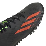 Championes de fútbol Adidas X Speedportal 4 para césped sintético, color negro con detalles en naranja y verde neón. Presentan un diseño aerodinámico con textura en la superficie para un mejor control del balón y suela con tapones pequeños para mayor tracción.