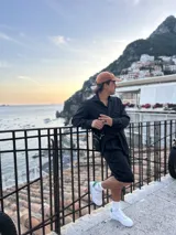 Bermuda negra de vestir, corte ancho y largo a la rodilla.