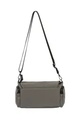 Bandolera color gris oscuro con solapa frontal, cierre de cremallera en la parte superior y en los laterales, y correa ajustable de tela negra.