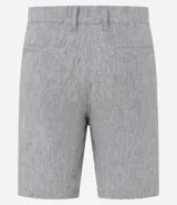 Bermuda de hombre en lino color gris claro, de corte recto, con textura discreta, bolsillos laterales y cierre frontal con botón y cremallera.